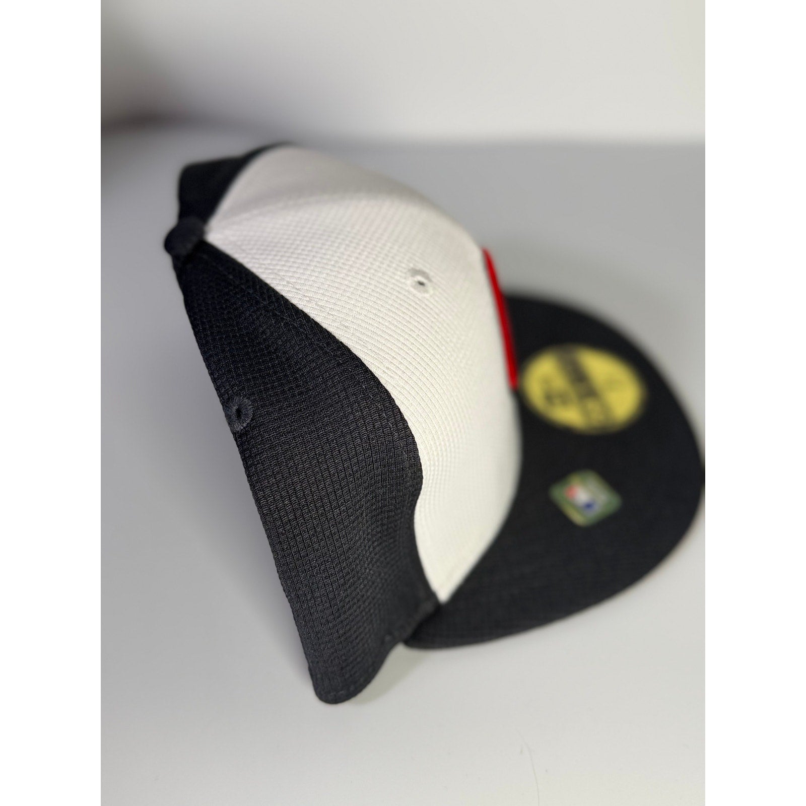 New Era Atlanta Braves 59FIFTY Fitted Cap White Black Size 7 1/8 MLB NWT