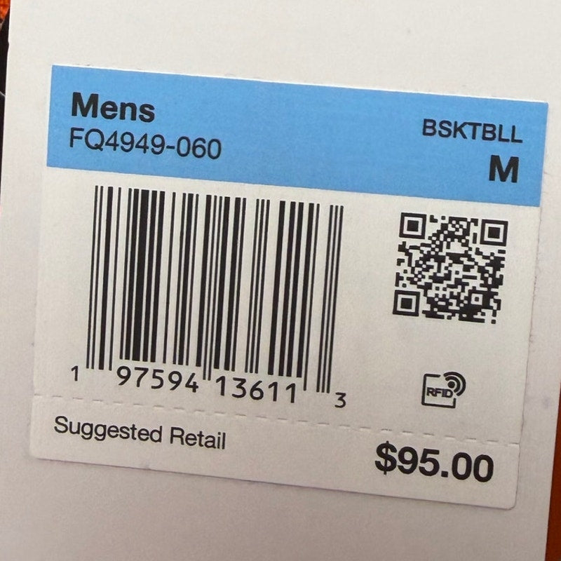 Nike Men’s WNBA Team 13 Standard Issue Basketball Hoodie – Men’s Medium