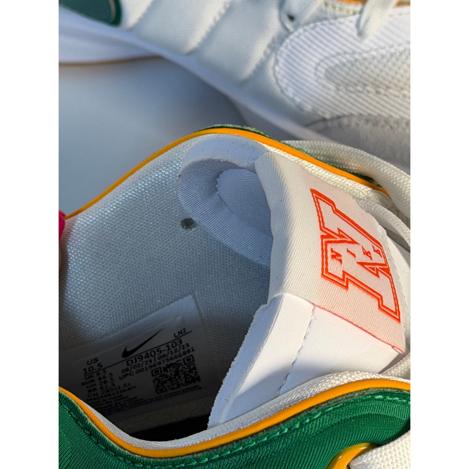 Nike Athletic Sneakers White Green Orange Men's Size 10.5 DJ9405-103 Casual Shoes
