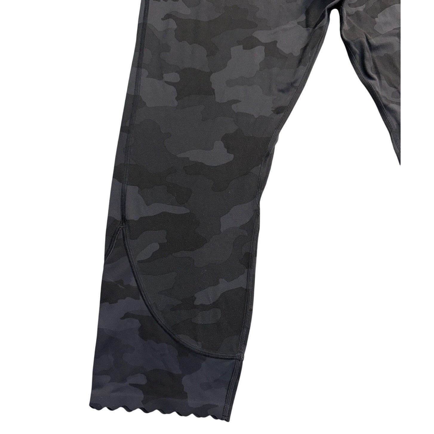 Lululemon Athletica Women’s Capri Leggings – Size 14 – Wild Thing Deep Coal Camo Black/Grey
