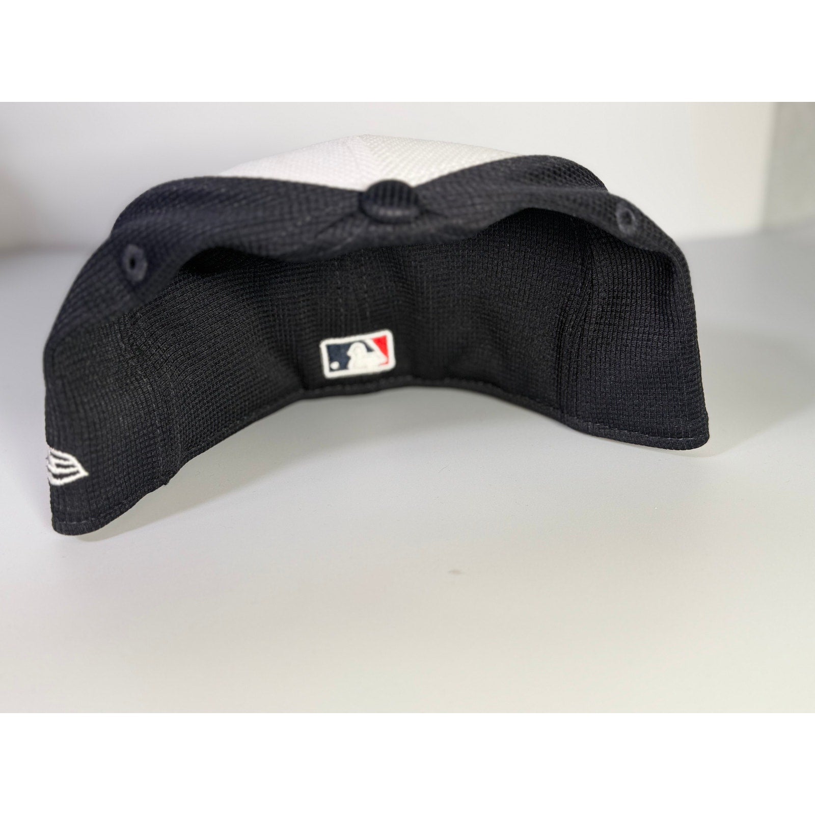 New Era Atlanta Braves 59FIFTY Fitted Cap White Black Size 7 1/8 MLB NWT