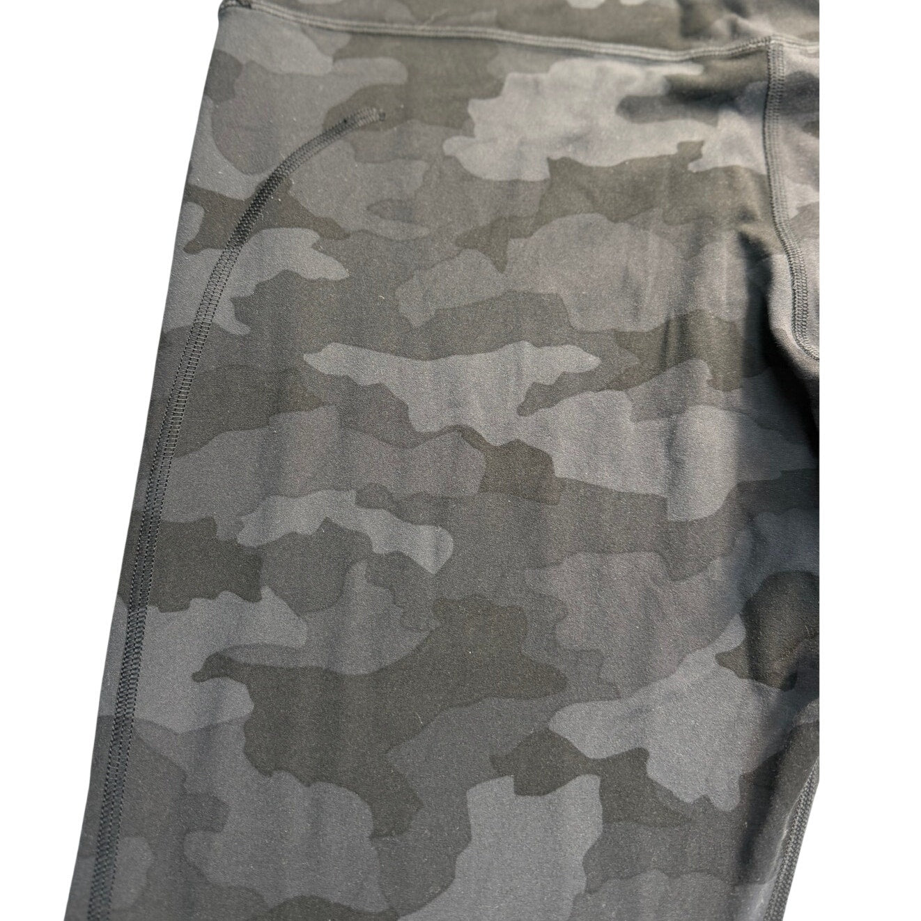 Lululemon Athletica Women’s Capri Leggings – Size 14 – Wild Thing Deep Coal Camo Black/Grey