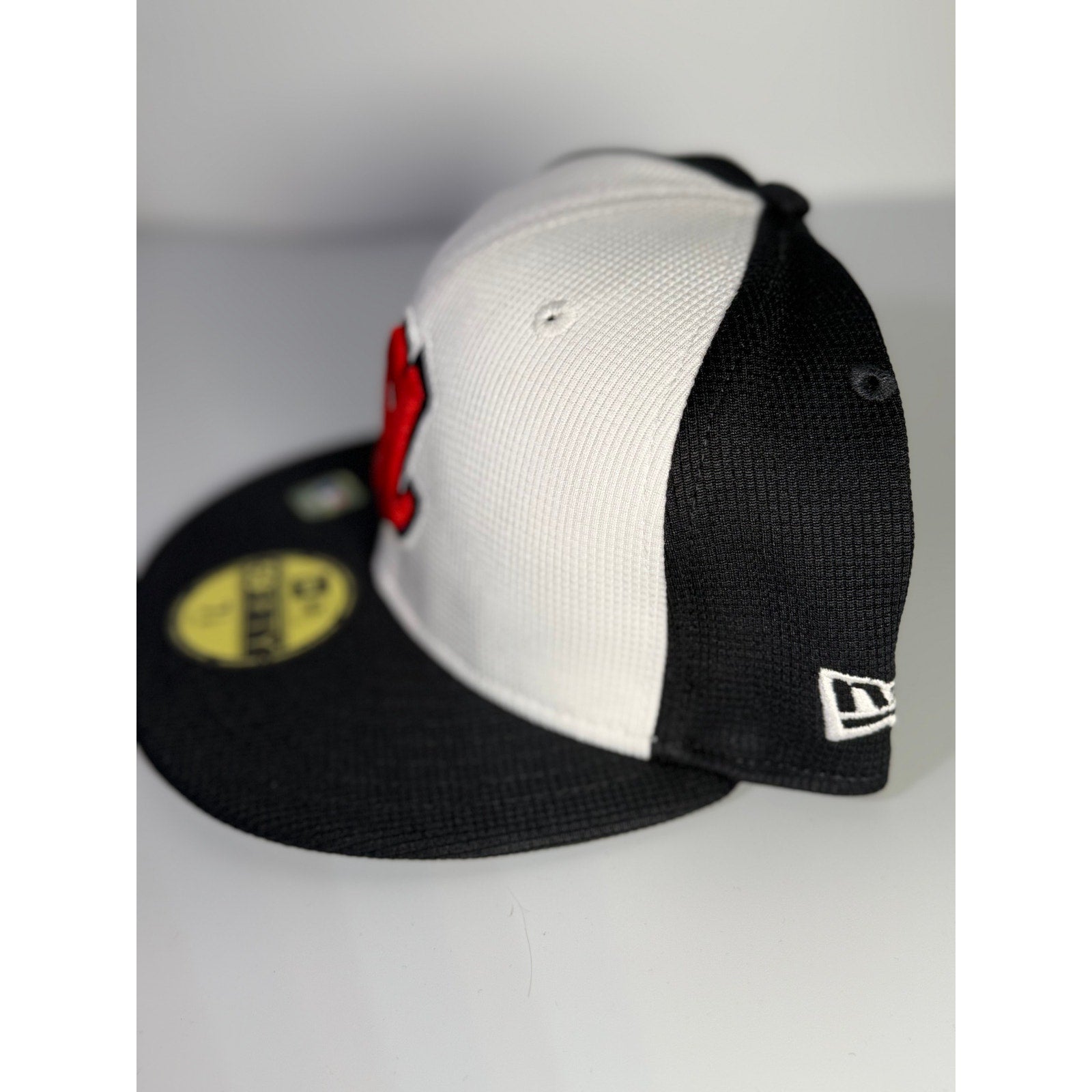 New Era Atlanta Braves 59FIFTY Fitted Cap White Black Size 7 1/8 MLB NWT