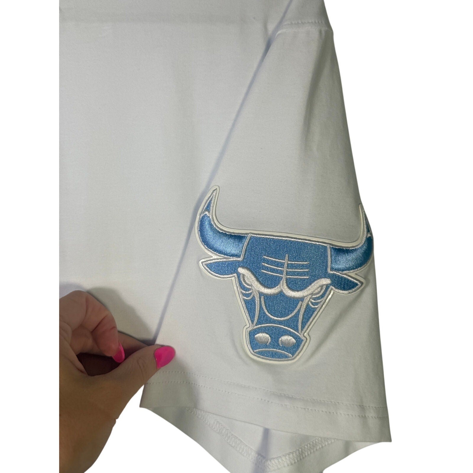 Pro Standard Chicago Bulls men's large white NBA short sleeve T-shirt with team logo and branding on front.