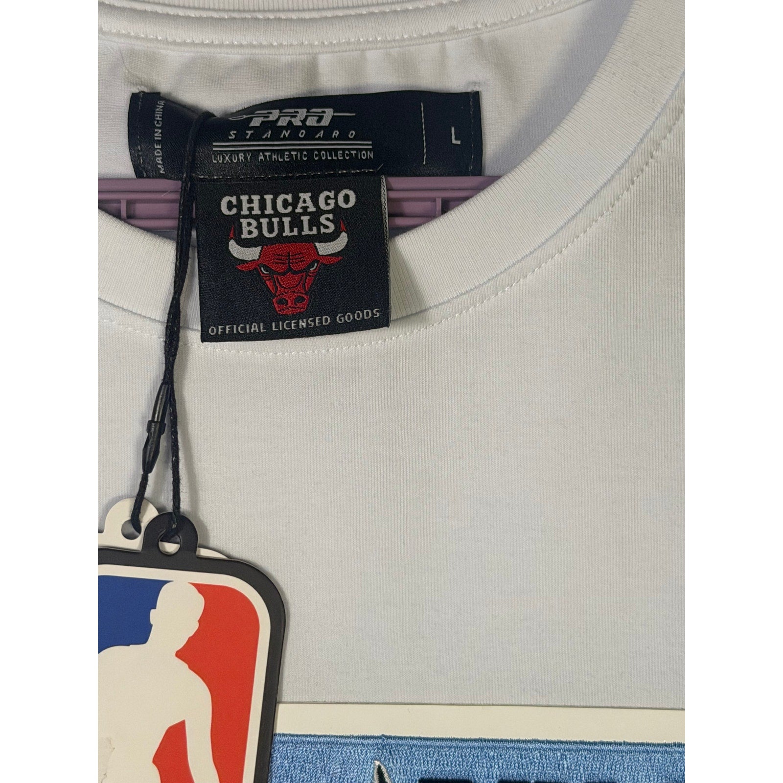 White Pro Standard Chicago Bulls NBA men's short sleeve T-shirt with team logo and large fit, made for basketball fans.